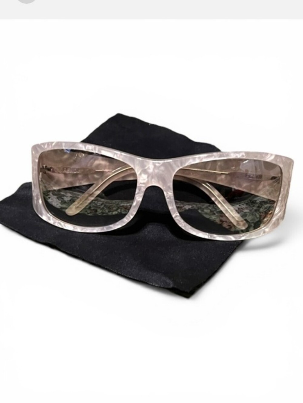 Fendi- "RARE" Y2K Vintage Pearlized Cream Acetate Sunglasses & Case 🤍🖤